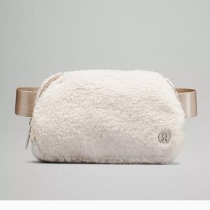 Lululemon Everywhere Belt Bag